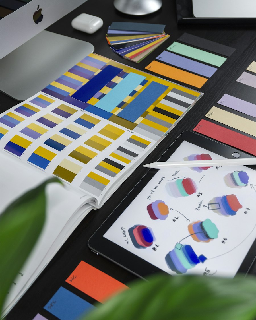 Mesa de diseño gráfico con bocetos y paleta de colores